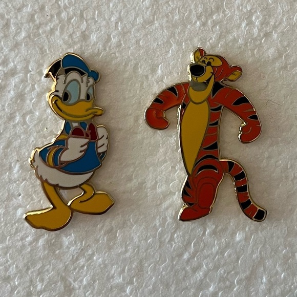 Disney Parks Donald Duck & Tigger Collector Pins – Set of 2 - Picture 5 of 5